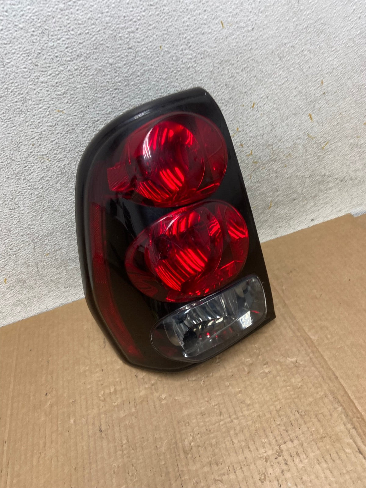 2002 to 2009 Chevrolet Trailblazer Left Driver LH Side Tail Light AI5881 LK2