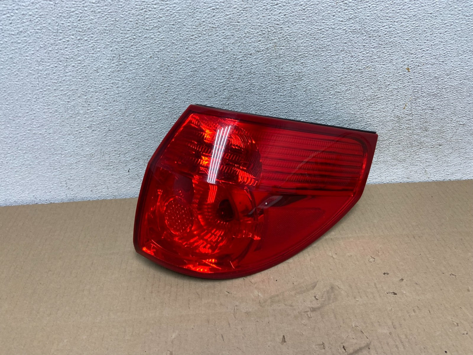 2006 - 2010 Toyota Sienna Right Passenger Side Tail Light AG5857 DW0