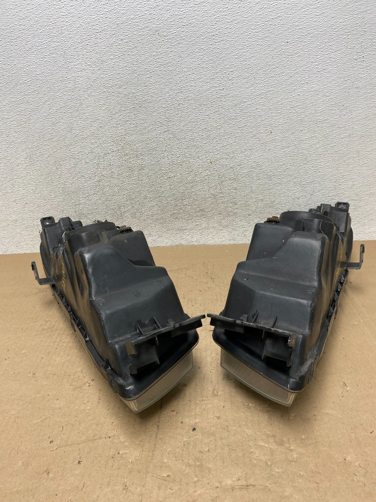 2002 to 2003 Mitsubishi Galant Left+Right Side Headlights AG4707 DW5