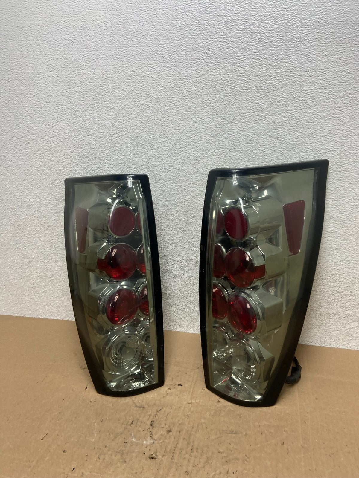 2002 to 2006 Chevrolet Avalanche Left+Right Set Tail Lights ae6488 DG0