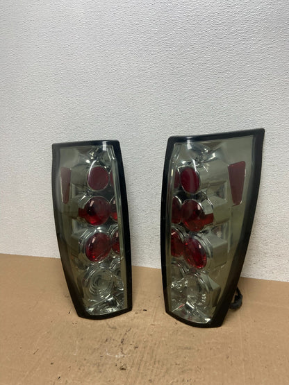 2002 to 2006 Chevrolet Avalanche Left+Right Set Tail Lights ae6488 DG0