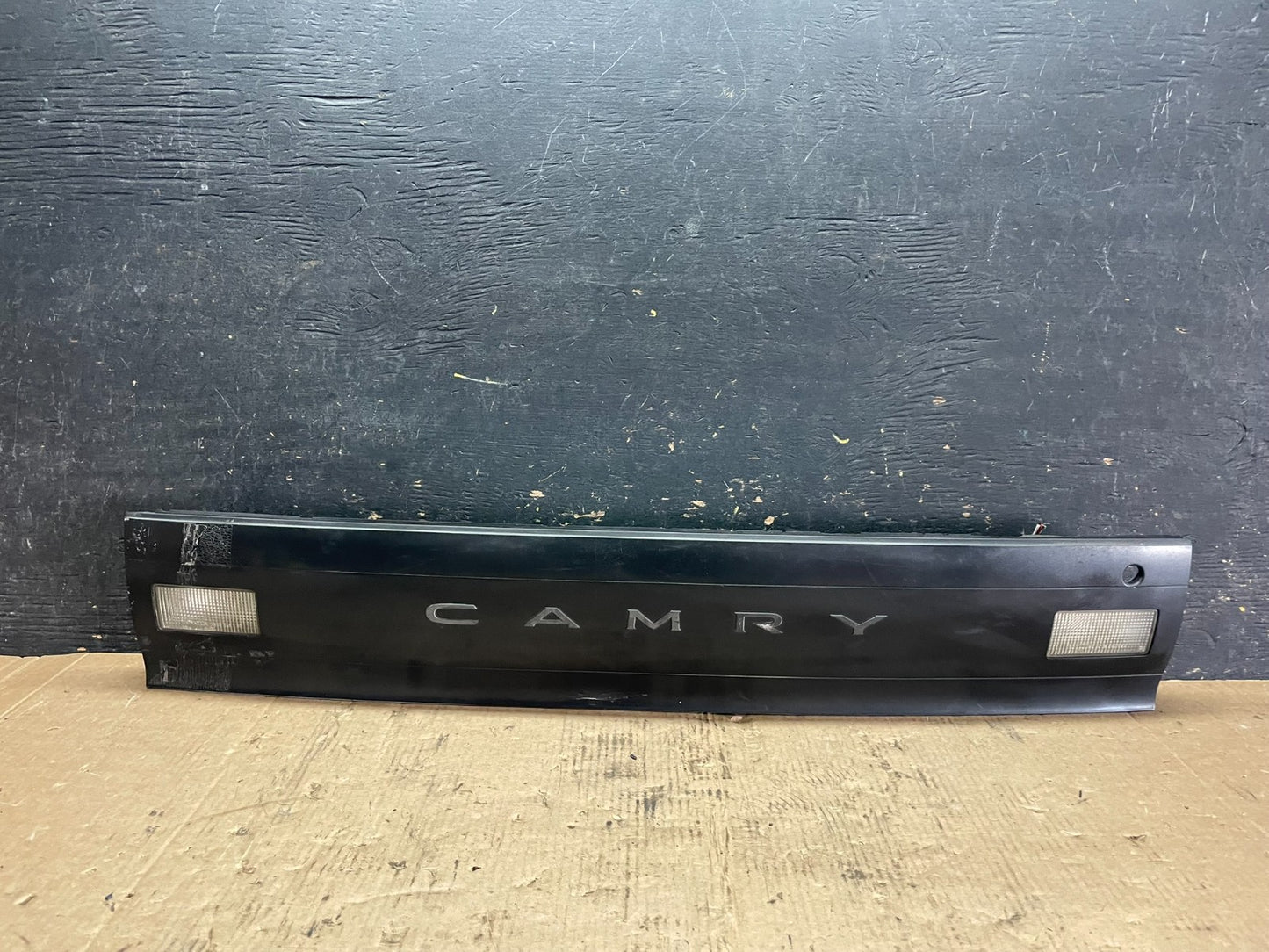 1992 1993 1994 Toyota Camry Center Trunk Panel Rear Tail Light OEM Z5895 DG0