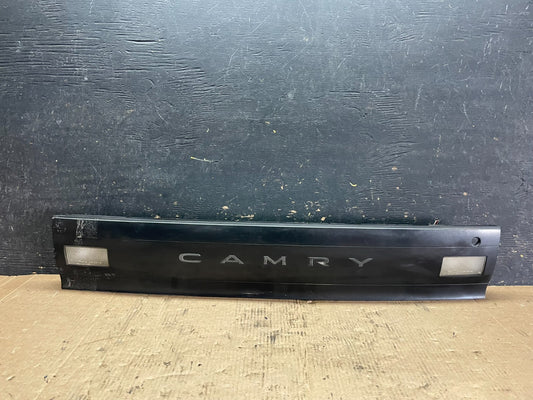 1992 1993 1994 Toyota Camry Center Trunk Panel Rear Tail Light OEM Z5895 DG0