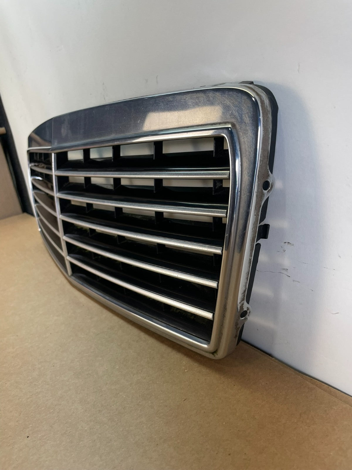 1996 to 1999 Mercedes Benz E320 Front Upper Grill Grill 2108880123 af8537 DG1