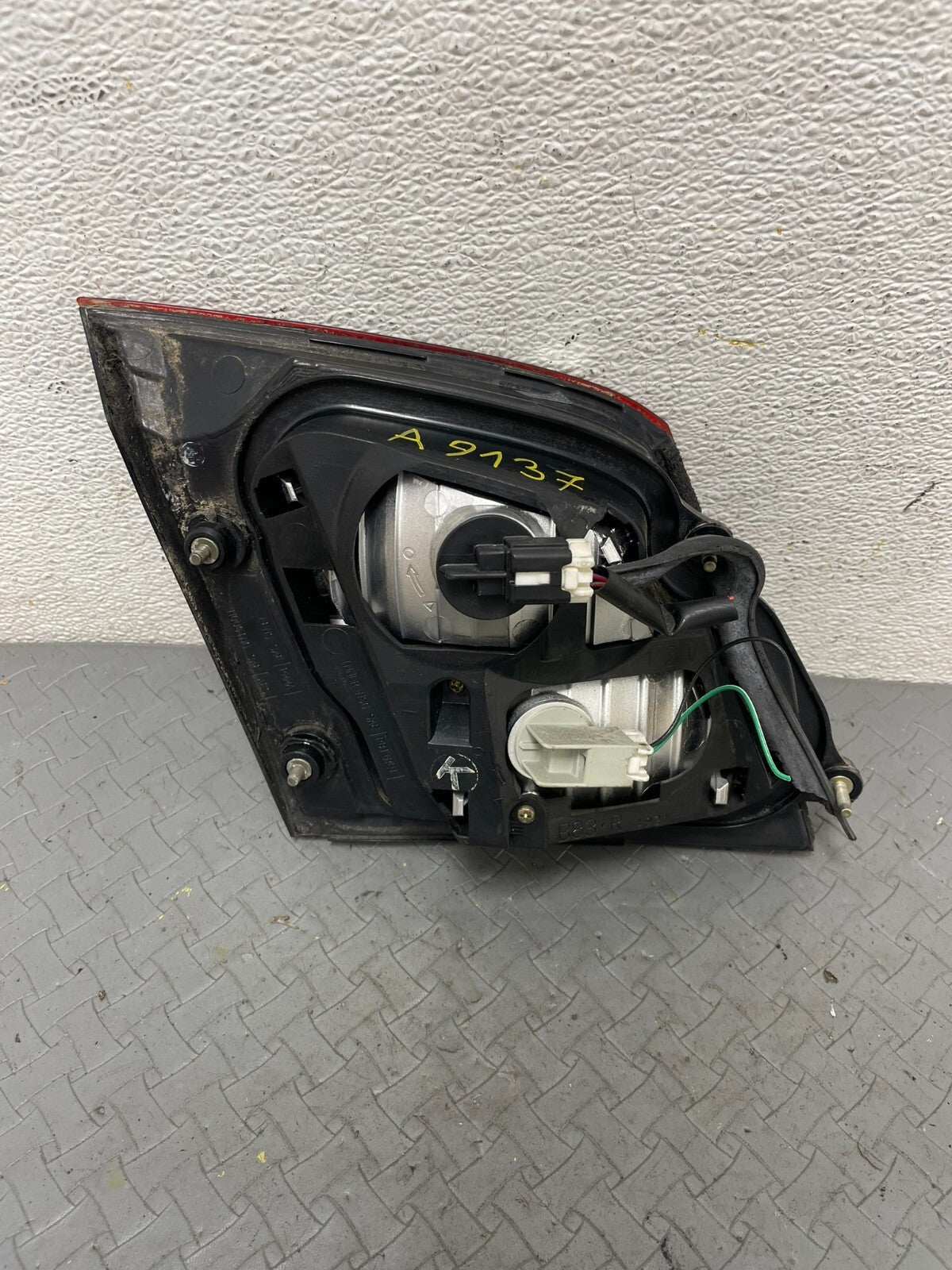 2002-2004 Infiniti i35 Inner Light Right Passenger RH Tail Light OEM A9137 DG16