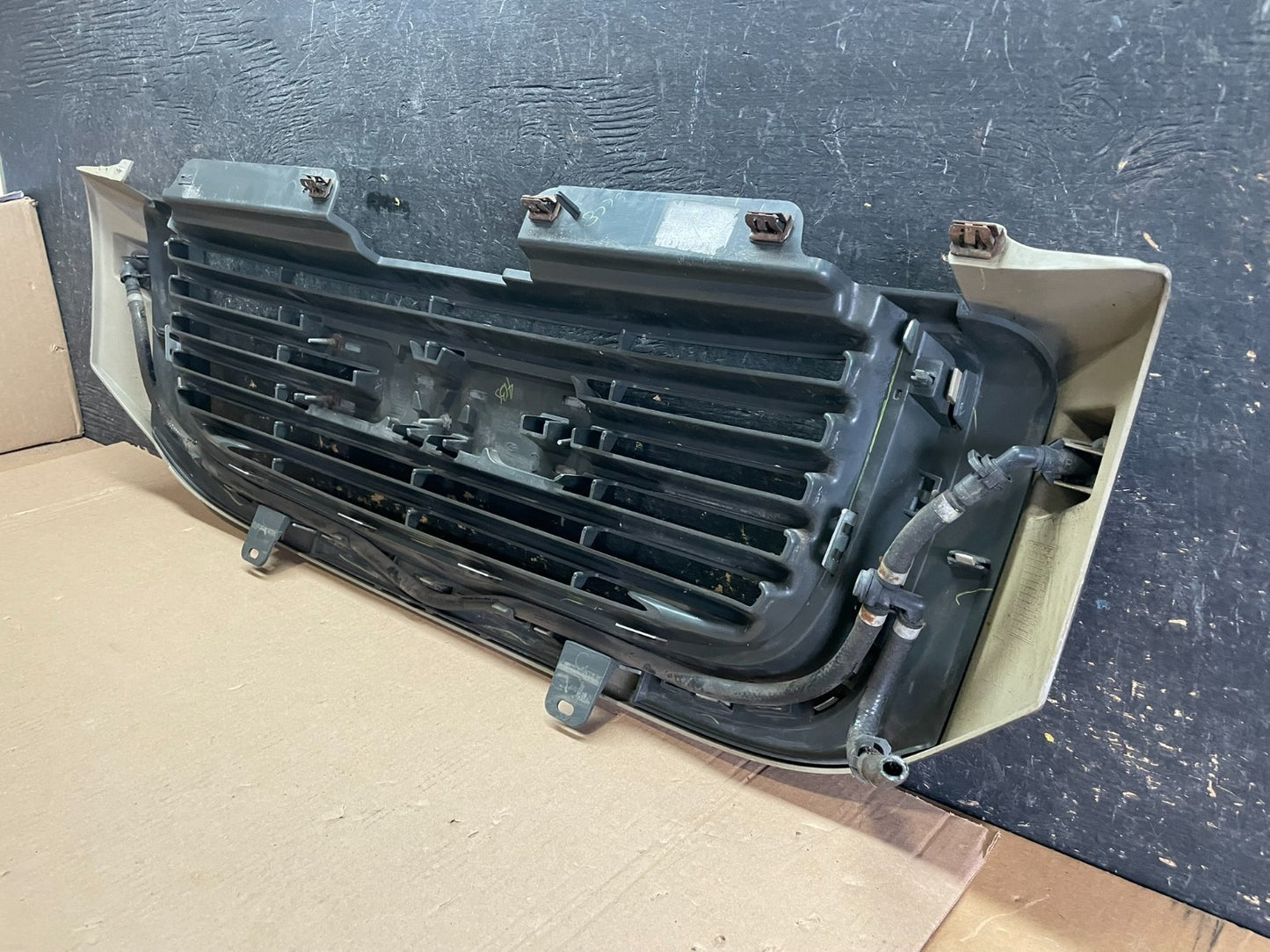 2002 to 2009 Gmc Envoy Front Upper Grill Grille OEM Z8590 DG9