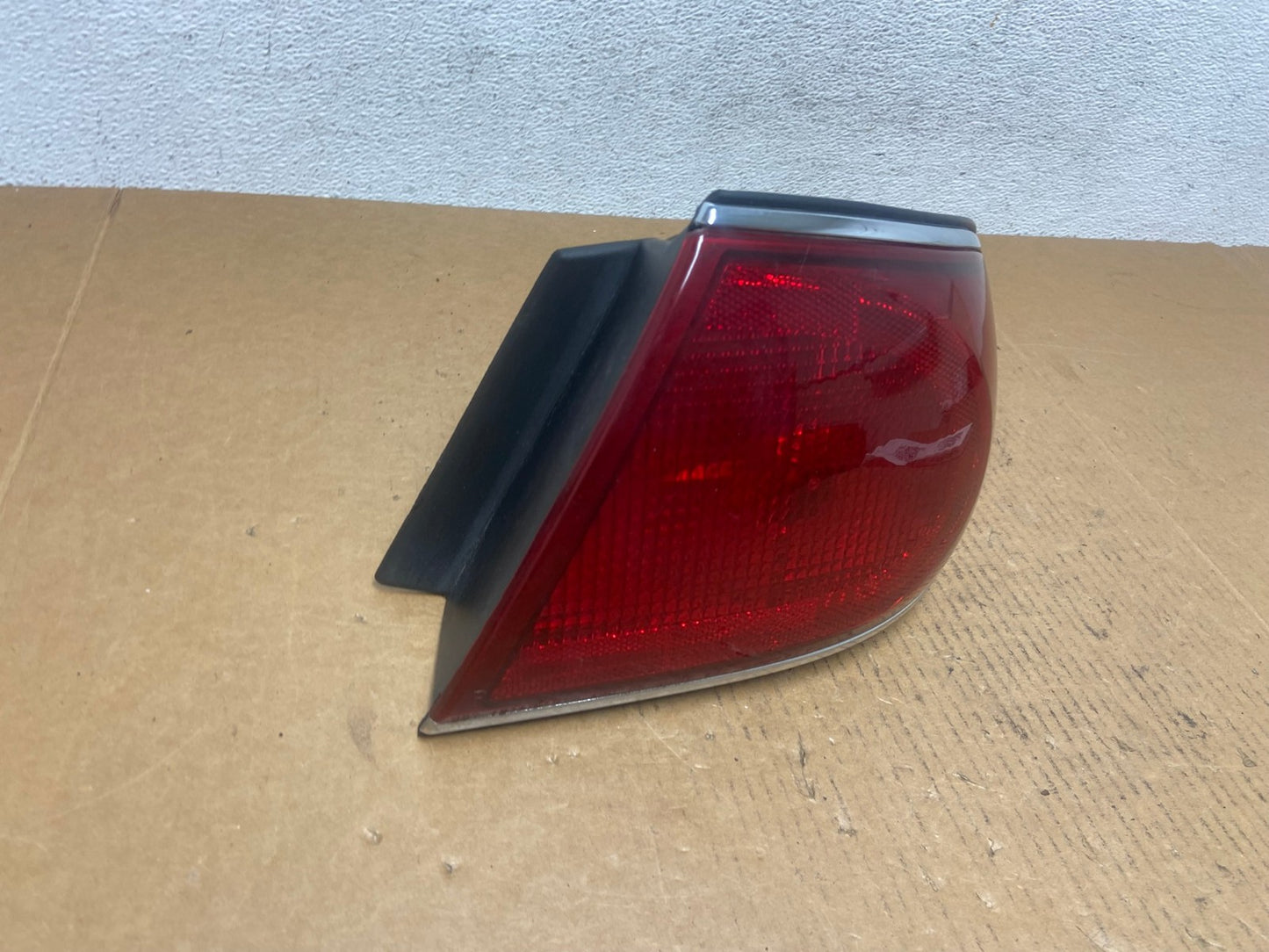 2000 to 2005 Buick Lesabre Right Passenger RH Side Tail Light AE0535 LK2
