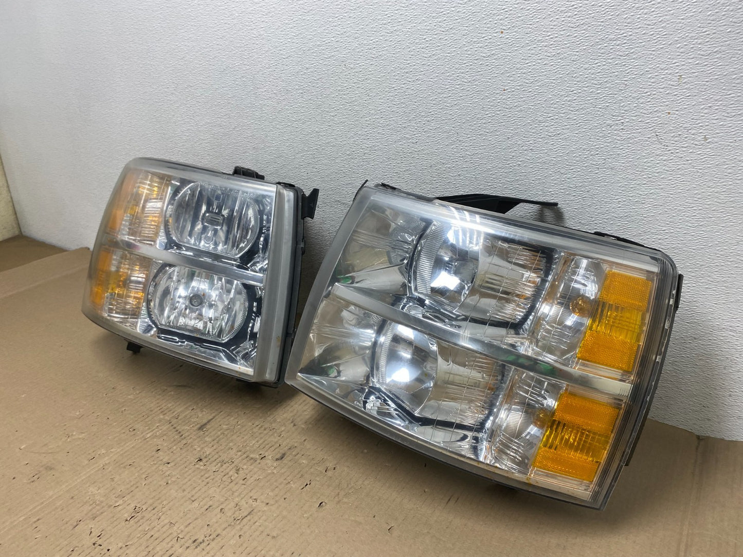 2007 to 2014 Chevrolet Silverado Left+Right Side Headlights AE7066 DW1