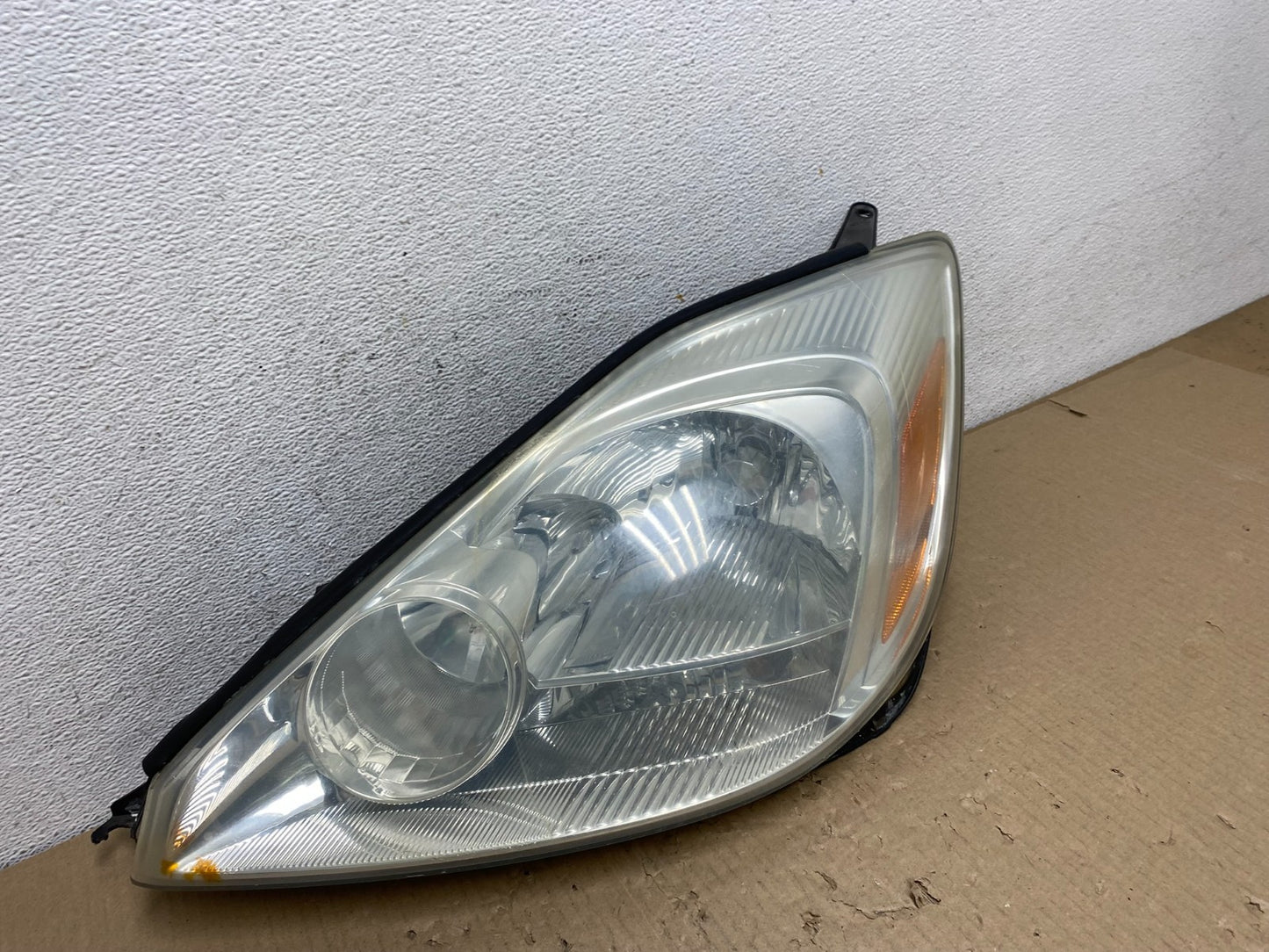 2004-2005 Toyota Sienna Left Driver LH Side Halogen Headlight AE9694 DW2