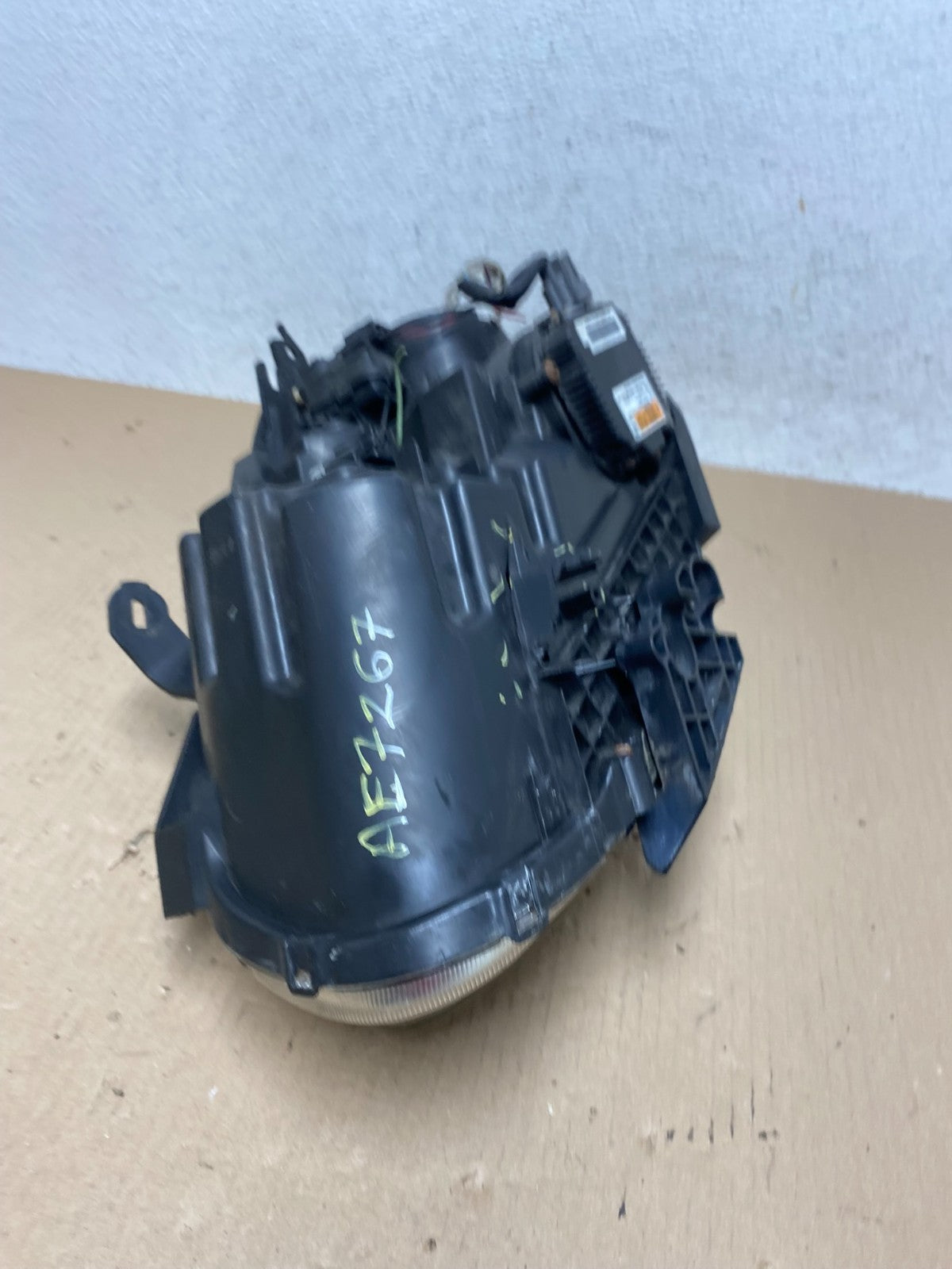 2009-2013 Nissan Rogue Right Passenger Xenon HID Headlight AE7267 DW10