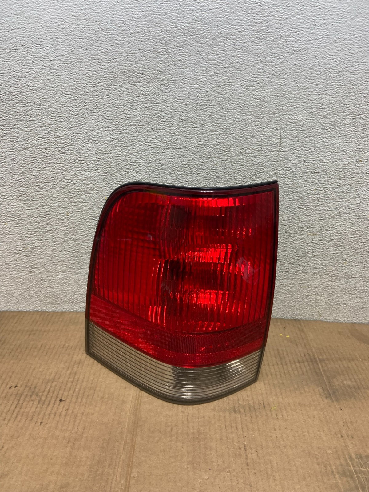 2003 2004 2005 Lincoln Aviator Left Driver LH Side Tail Light OEM AA5284 DW0