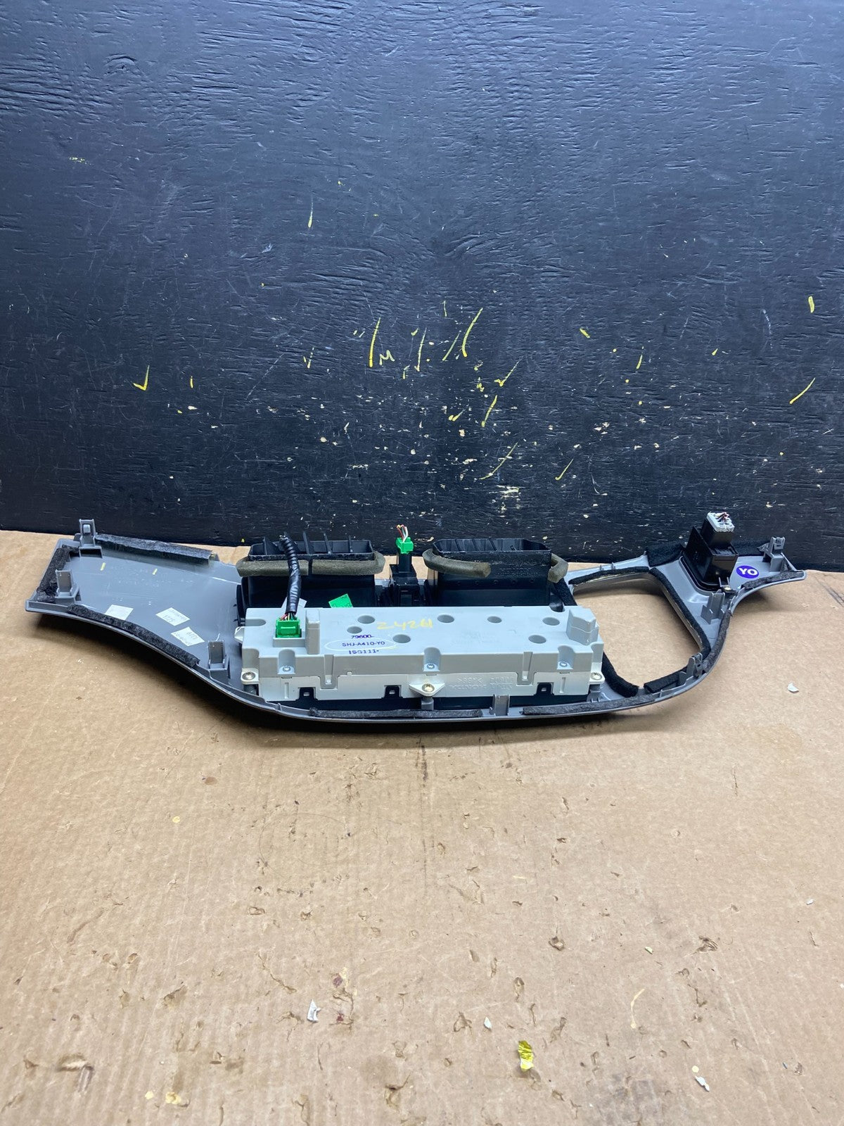 2005 to 2010 Honda Odyssey  Radio Climate Control Dash Trim Bezel Z4261 DG4