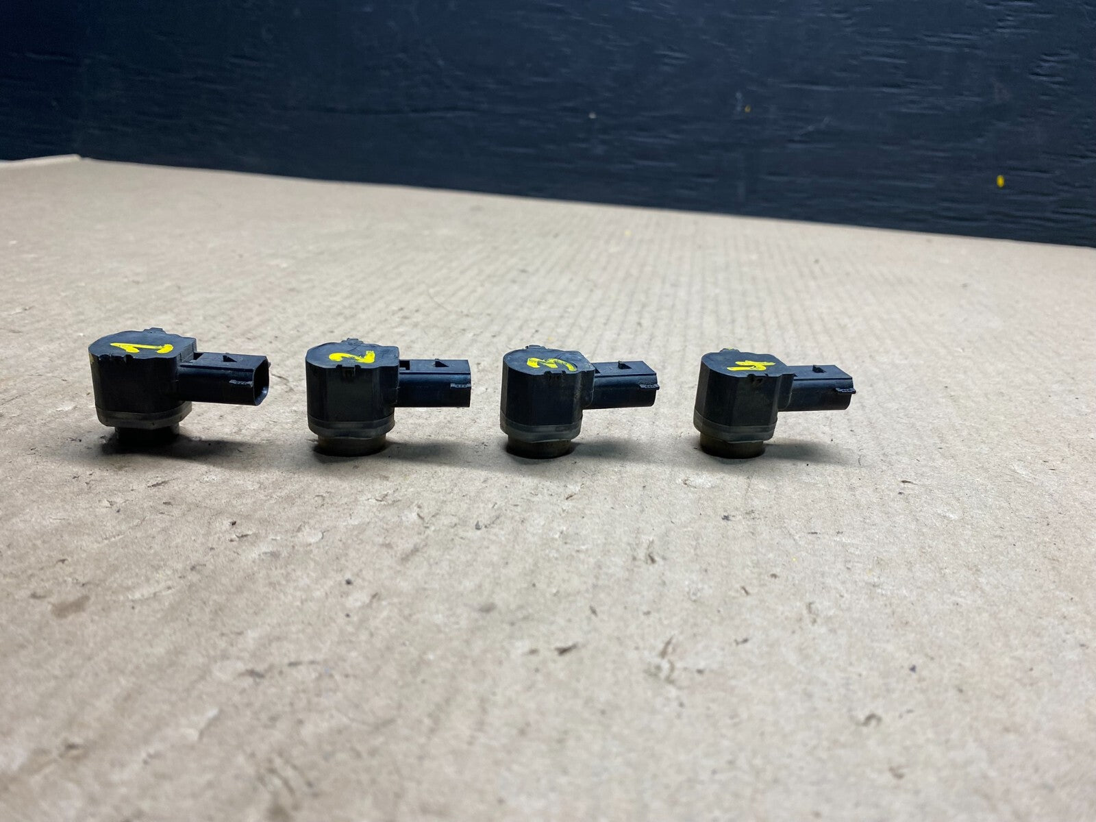 2011 - 2013 Ford Lincoln Rear Bumper Parking Sensor 4 pcs E1885 Oem DG14