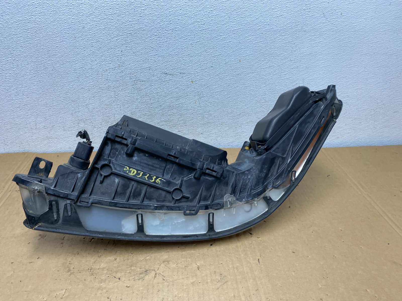 2005 to 2011 Lincoln Town Car Right Passenger Rh Side Headlight AD3236 DW8