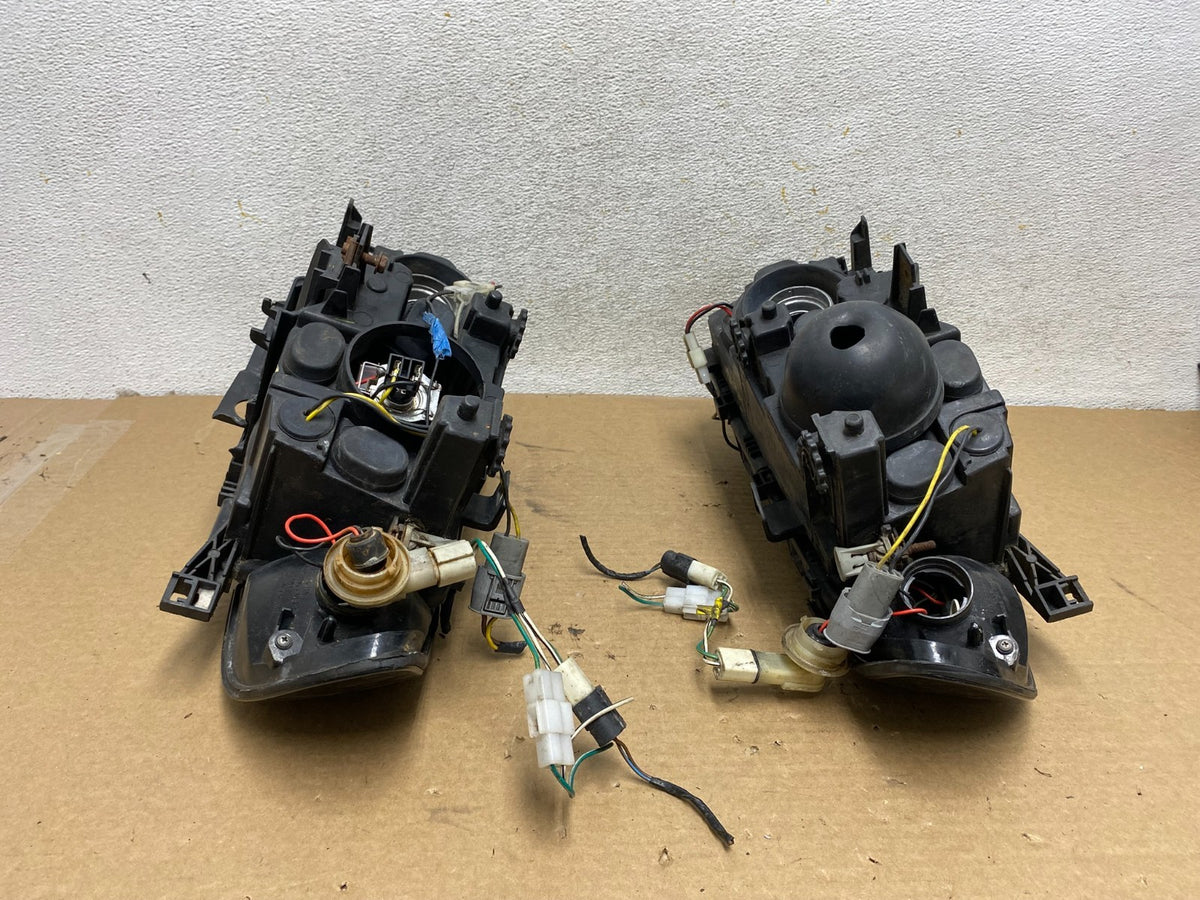 2002 to 2005 BMW 3 E46 Sedan Left+Right Set Headlights AH4177 PS11
