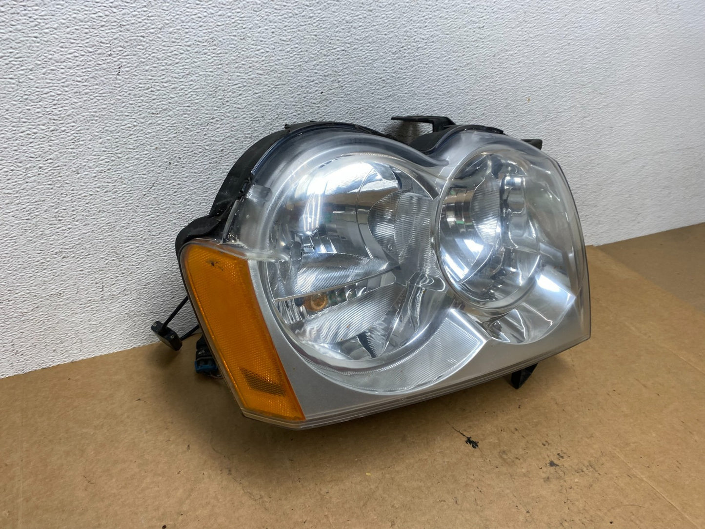 2005-2007 Jeep Grand Cherokee Right Passenger RH Halogen Headlight AE3220 DW2