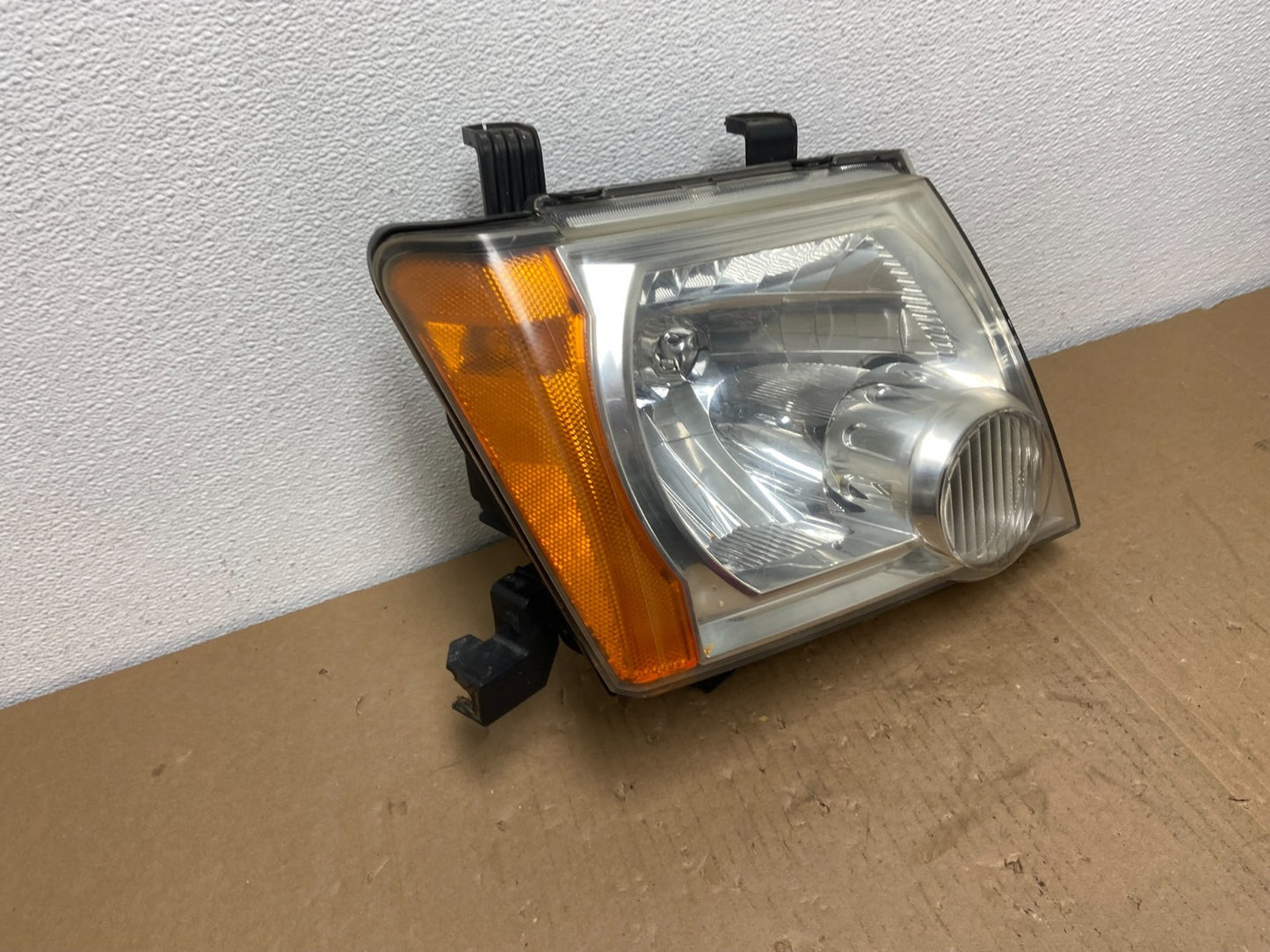 2005-2015 Nissan Xterra Right Passenger RH Headlight OEM AB6504 DW2