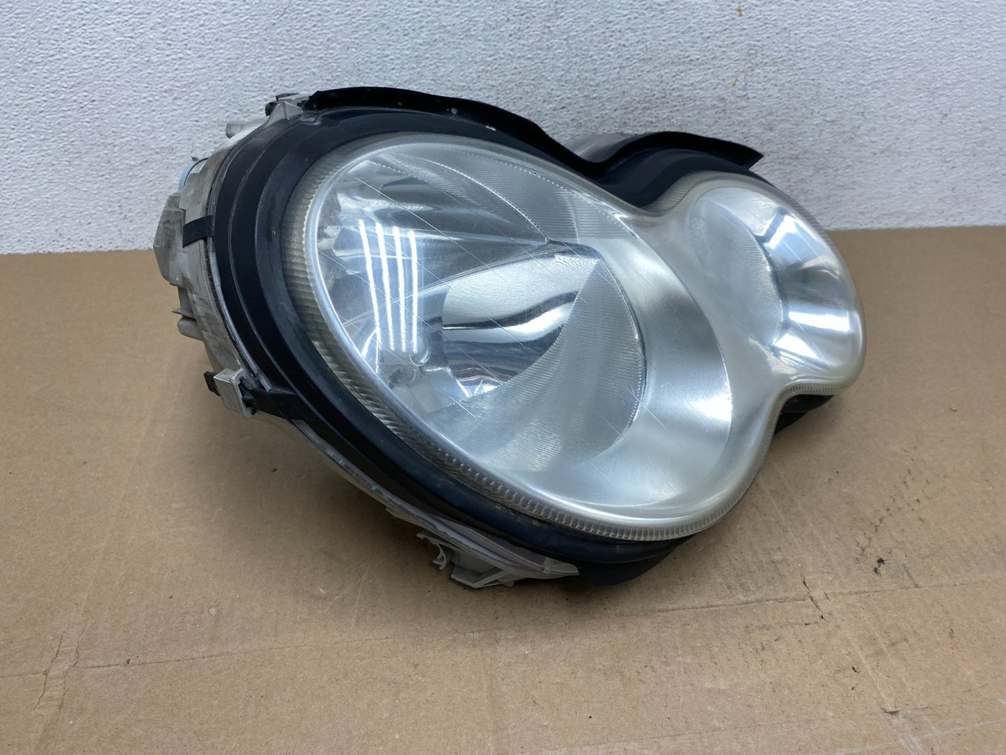 2005 to 2007 Mercedes-Benz C-Class Right Passenger Side Headlight AE6676 DW2