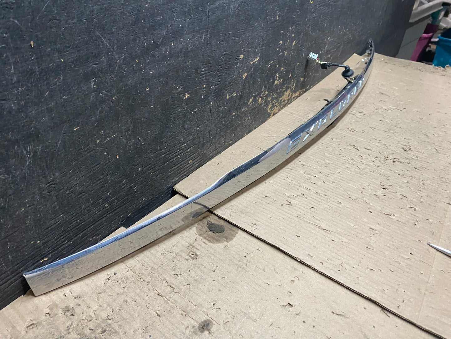 2011 to 2014 Ford Explorer Rear Tailgate Gate Trim Molding With Camera X9452 DG2