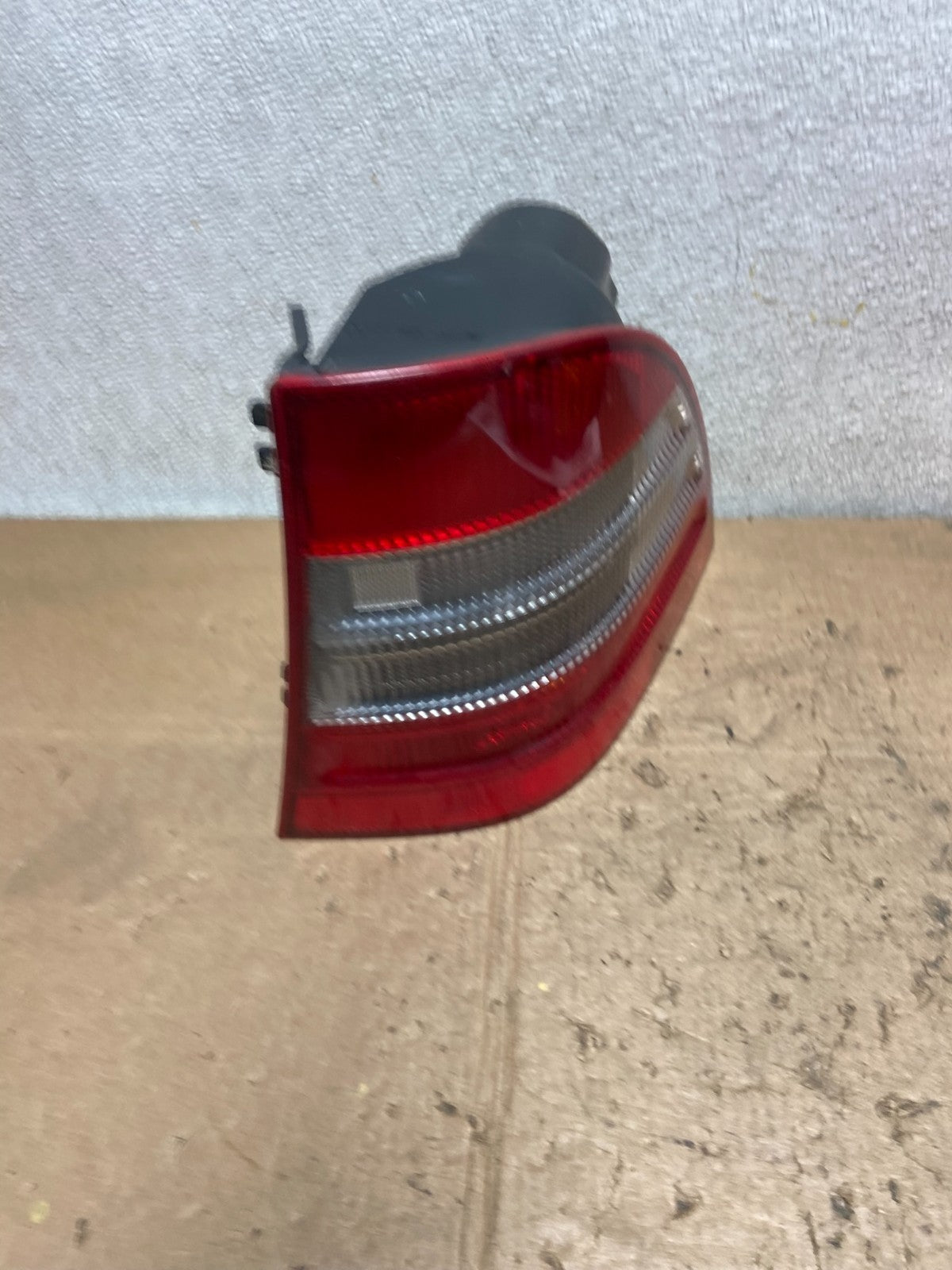 1998 to 2001 Mercedes ML320 ML-Class Right Passenger Rh Tail Light OEM Y7119 DW2
