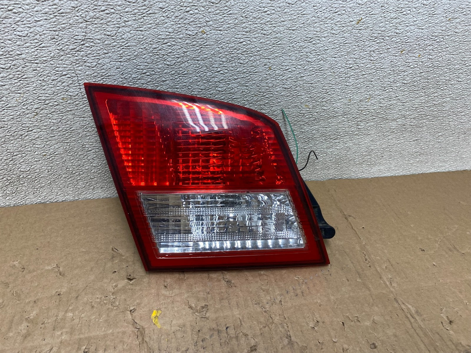 2002 - 2004 Infiniti i35 Inner Left Driver LH Side Tail Light T7679 DW0