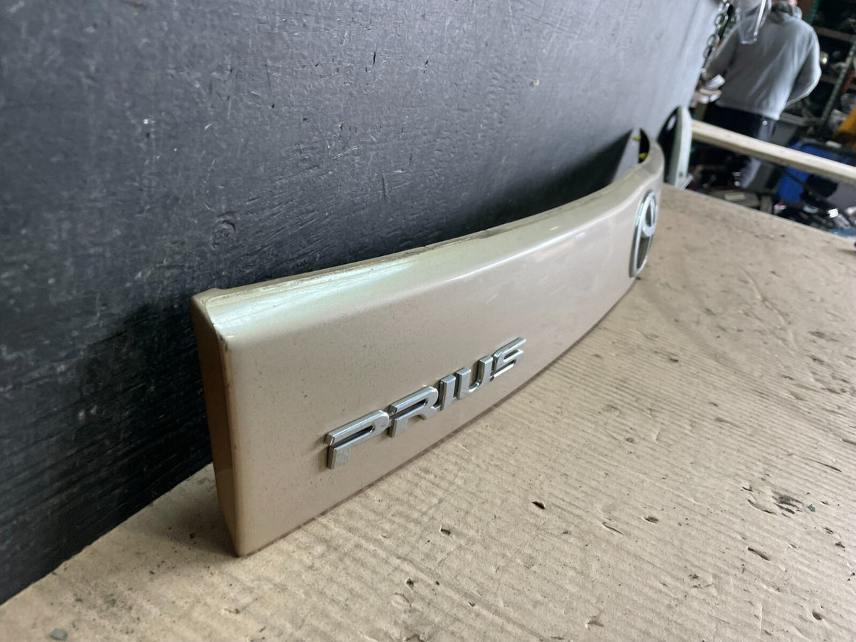 2010 to 2015 Toyota Prius Trunk Rear Tailgate Molding Panel 76801-00900 J3380 DG2