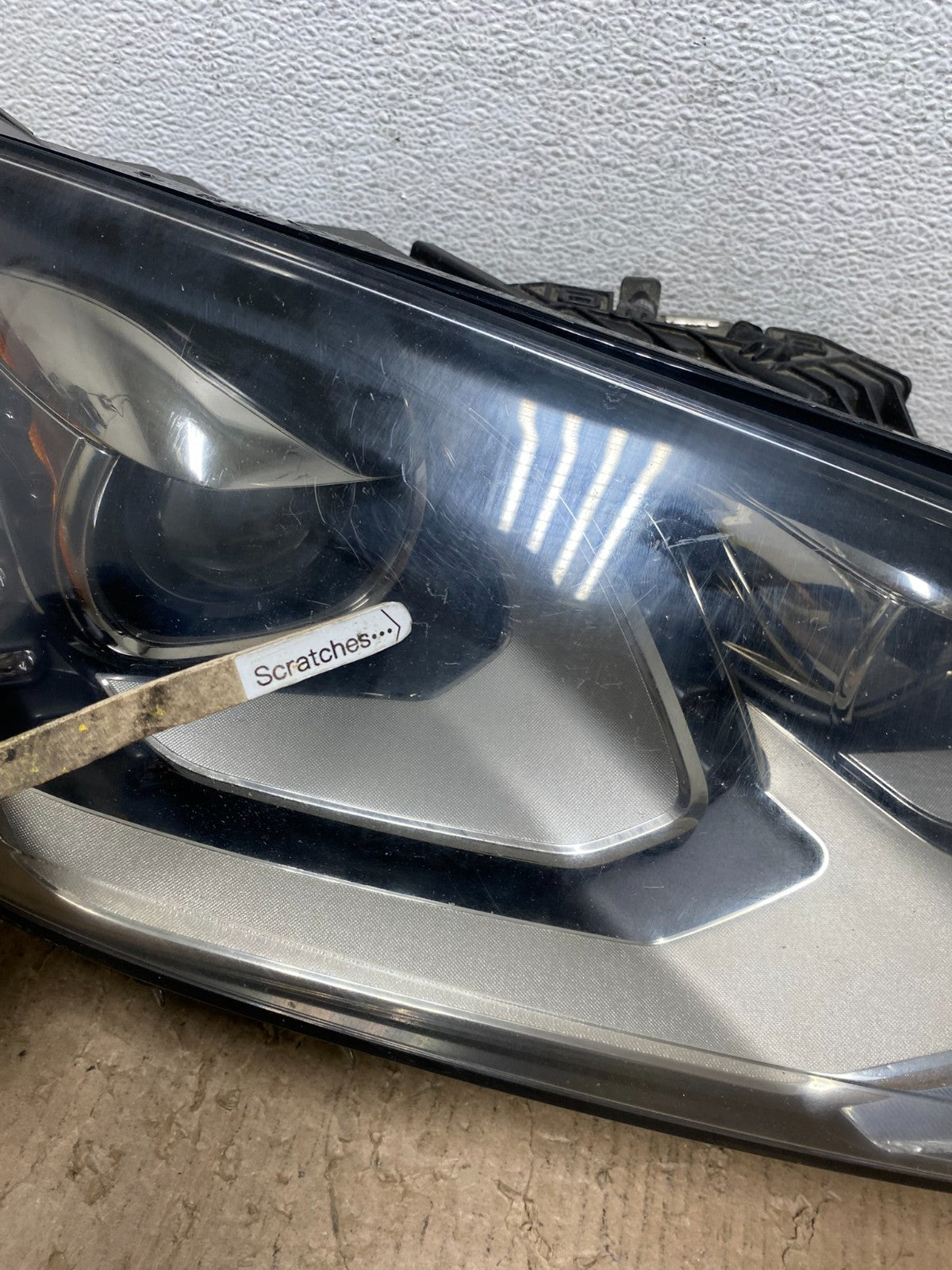 2011 - 2014 Volkswagen Touareg Right Passenger RH Xenon Headlight AD8828 DW3