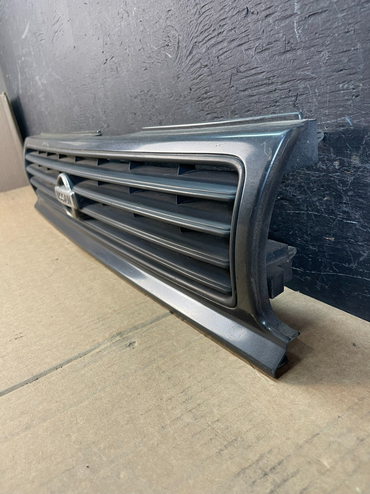 1993 to 1994 Nissan Sentra Front Upper Grill Grille AD0157 DG1
