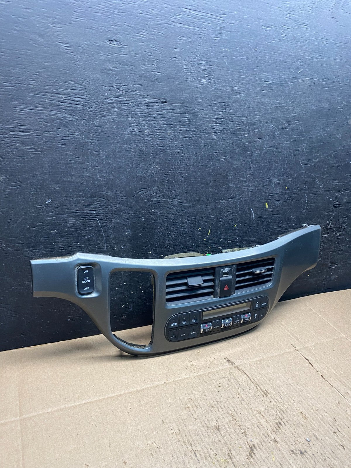 2005 to 2010 Honda Odyssey  Radio Climate Control Dash Trim Bezel Oem R6189 DG1