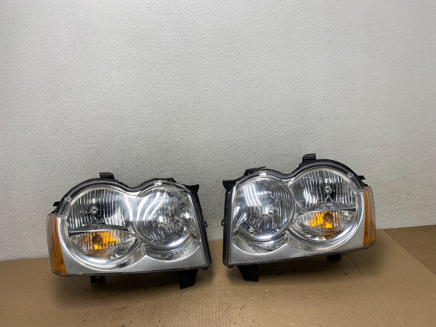 2005-2007 Jeep Grand Cherokee Left+Right Halogen Headlights TYC AF3194 DW0