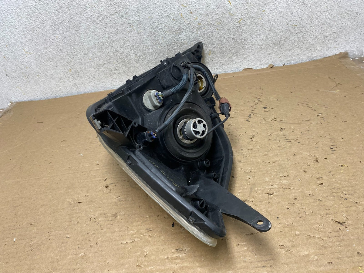 2004-2005 Toyota Sienna Right Passenger Halogen Headlight AH9224 DW9
