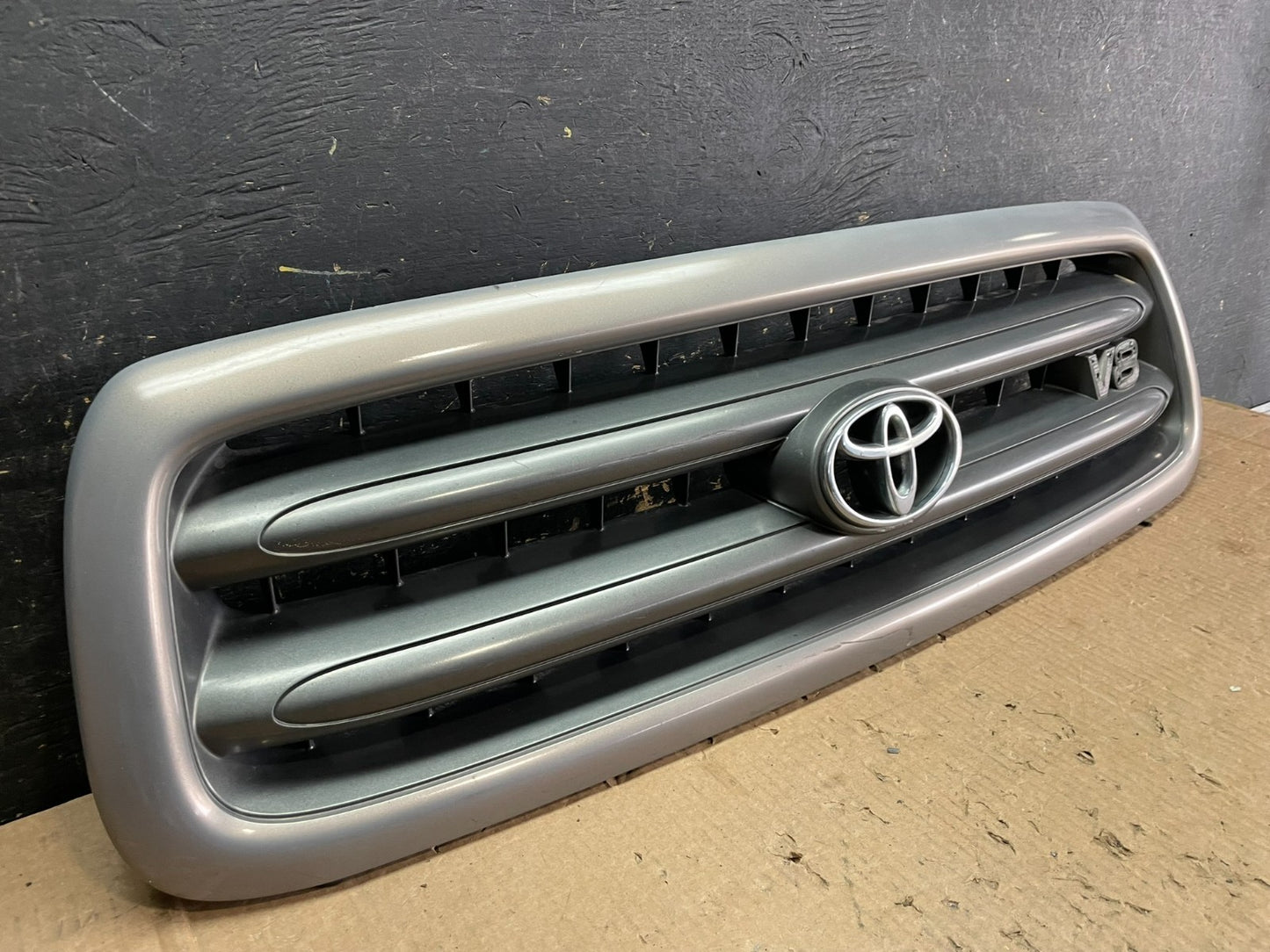 2001 to 2004 Toyota Sequoia Front Upper Grill Grille W/ Emblem Oem AB3210 DG1