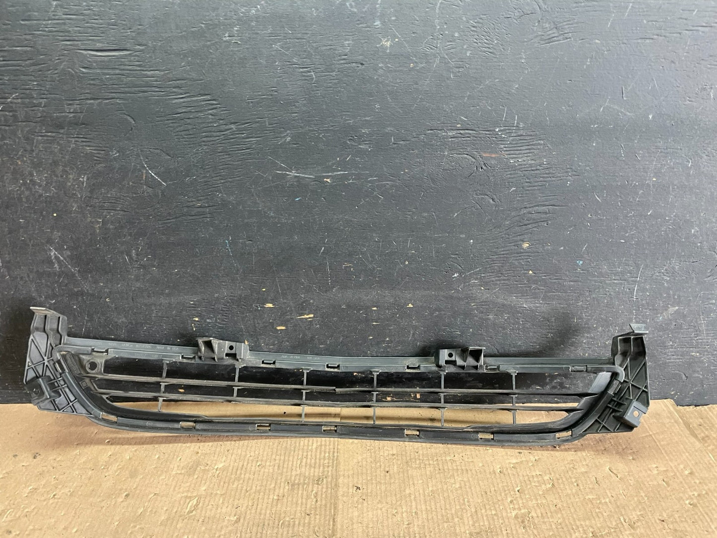 2014 to 2016 Chevrolet Malibu Front Bumper Center Grille Black 22995188 n5677 DG4