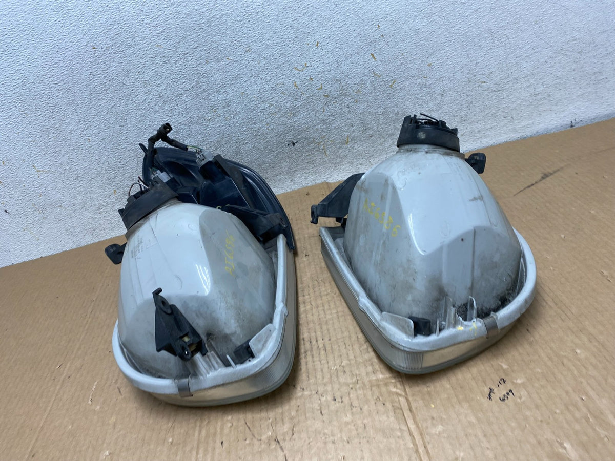 2001-2004 Toyota Sequoia Left+Right Side Halogen Headlights AI6586 DW10