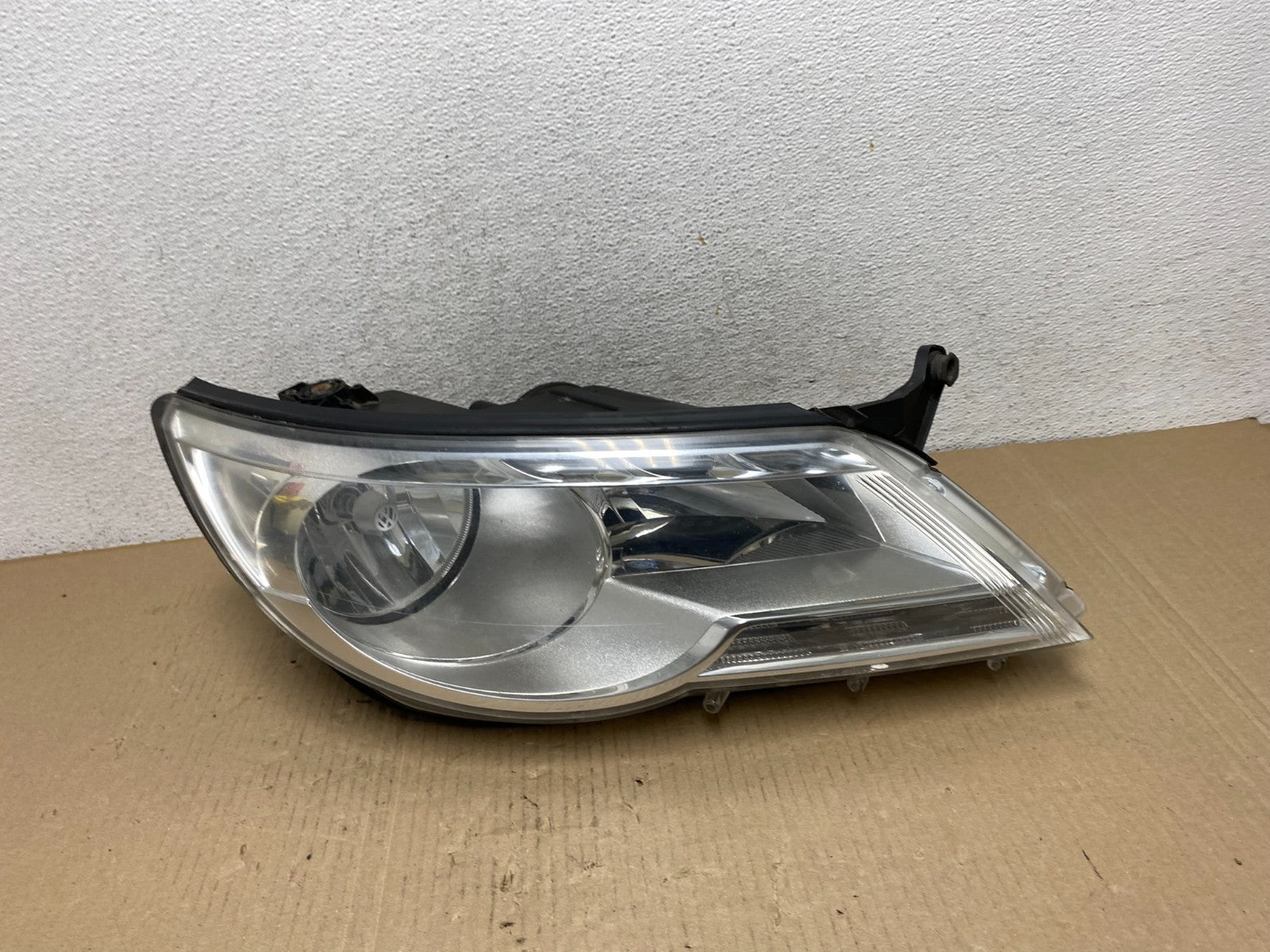 2009 to 2011 Volkswagen Tiguan Right Passenger Halogen Headlight AF5847 DW0