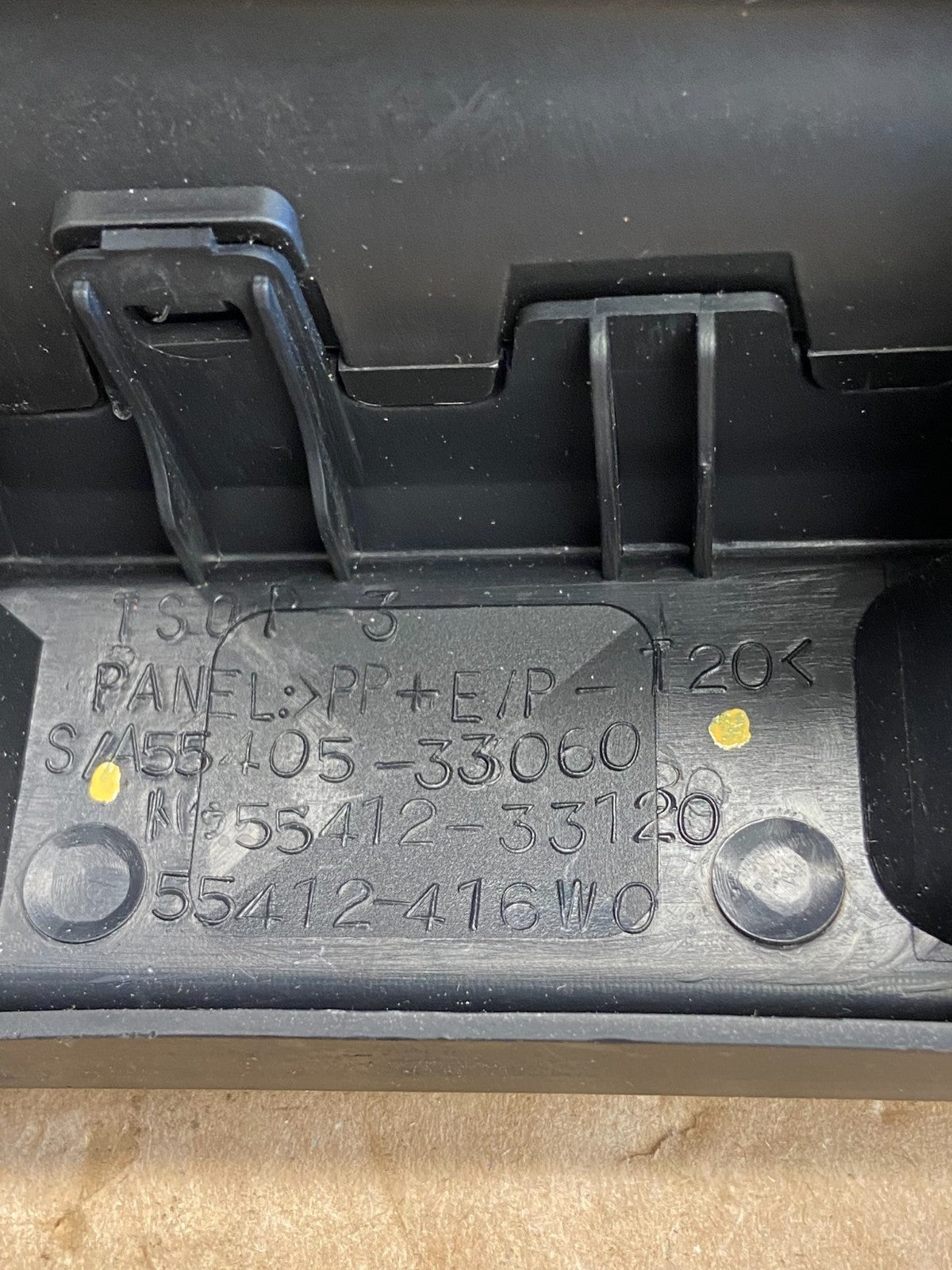 1997 to 2001 Lexus ES330 ES300 Front Center Side Air Vent AF2703 DG4