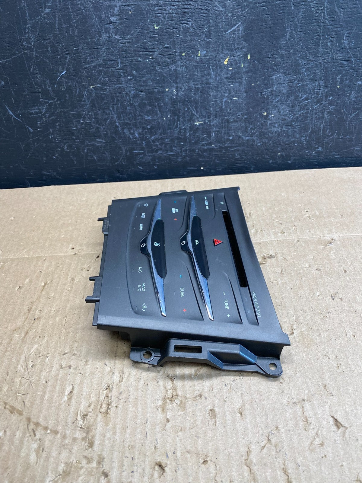 2013 to 2019 Lincoln MKT Radio Dual Climate Control Panel AC9168 DG2