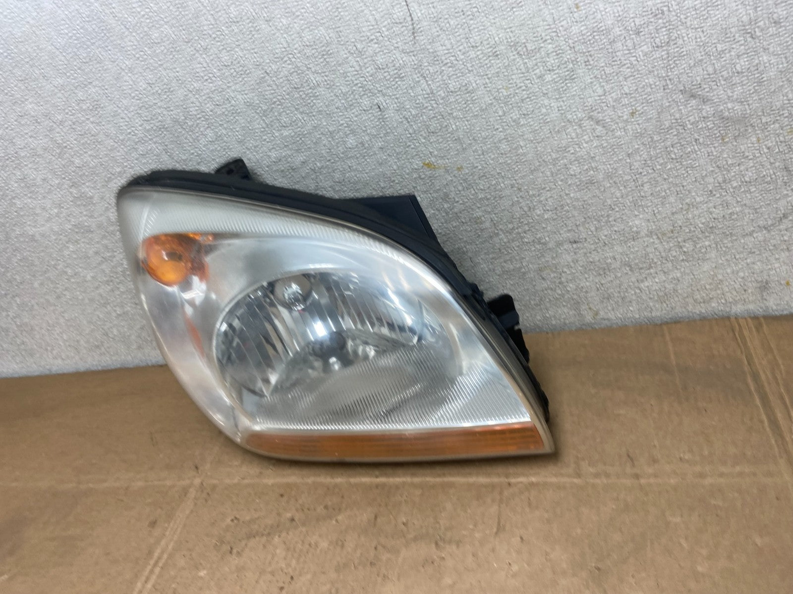 2005 to 2006 Kia Sportage Right Passenger RH Halogen Headlight OEM Y5592 DW1