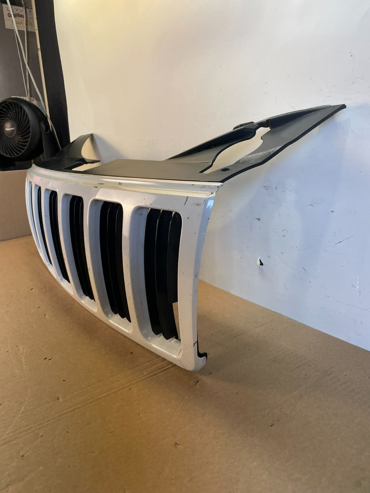 2005 2006 2007 Jeep Grand Cherokee Front Upper Grill Grille AG2916 DG1