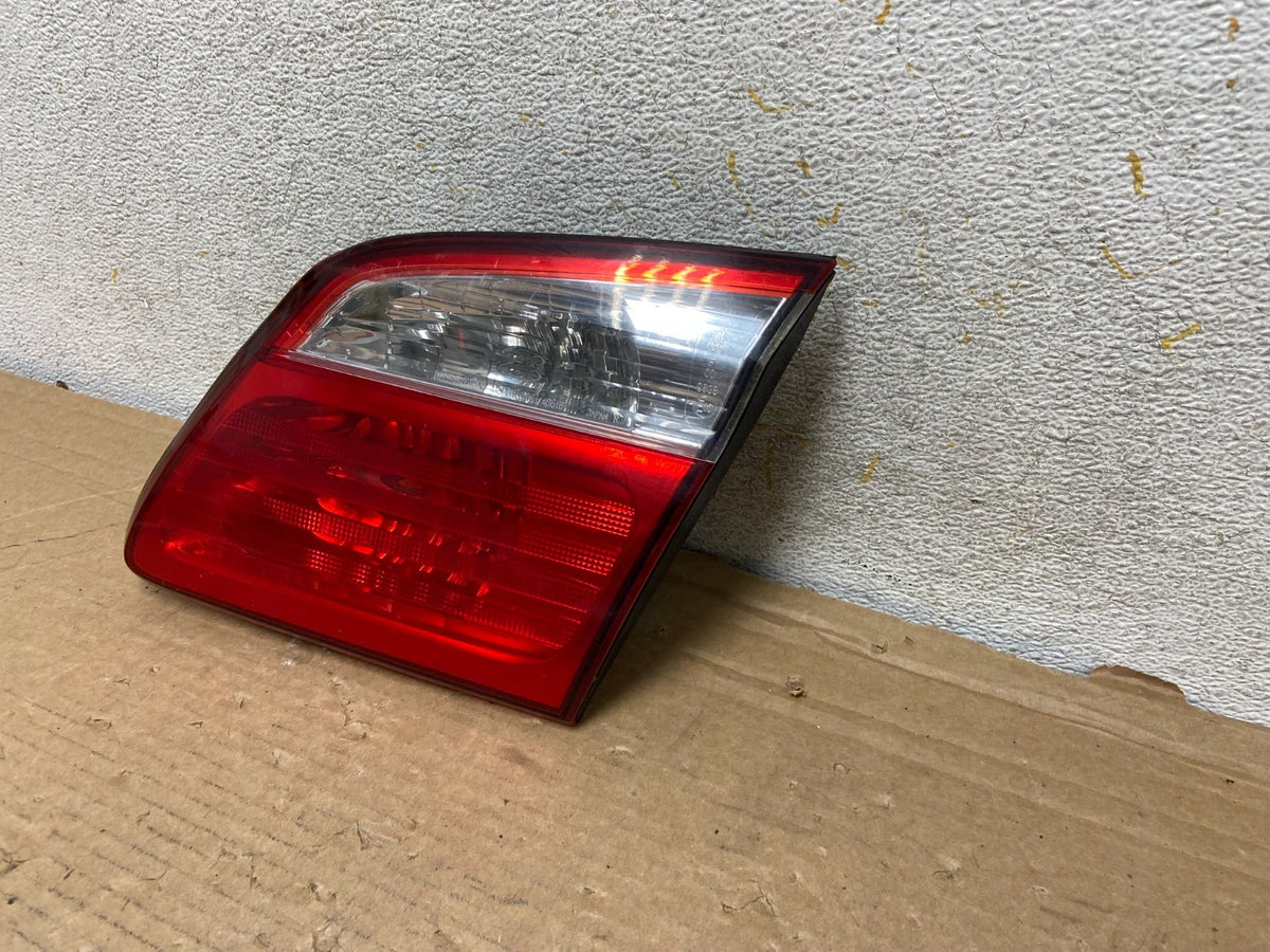 2000-2001 Infiniti i30 Right Passenger Rh Side Tail Light Inner AH8914 DW2