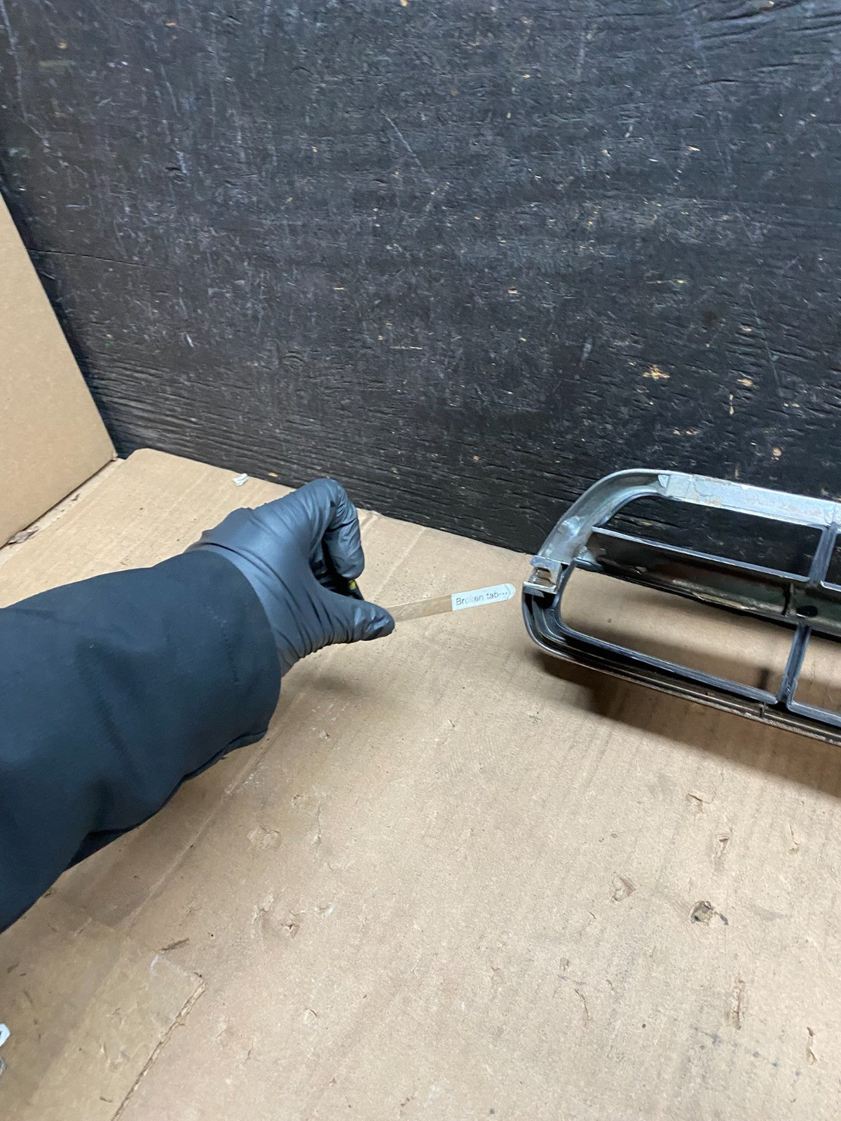 2000 to 2002 Subaru Outback Legacy Center Grille OEM 91121AE010 W2210 DG9
