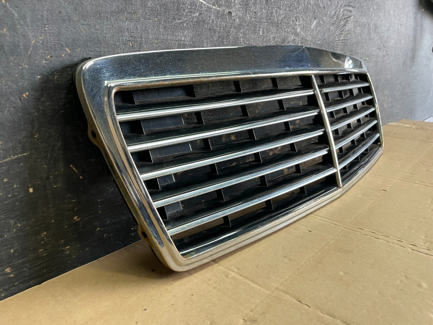 1996 to 1999 Mercedes Benz E320 Front Grill Grill 2108880123 AA88262