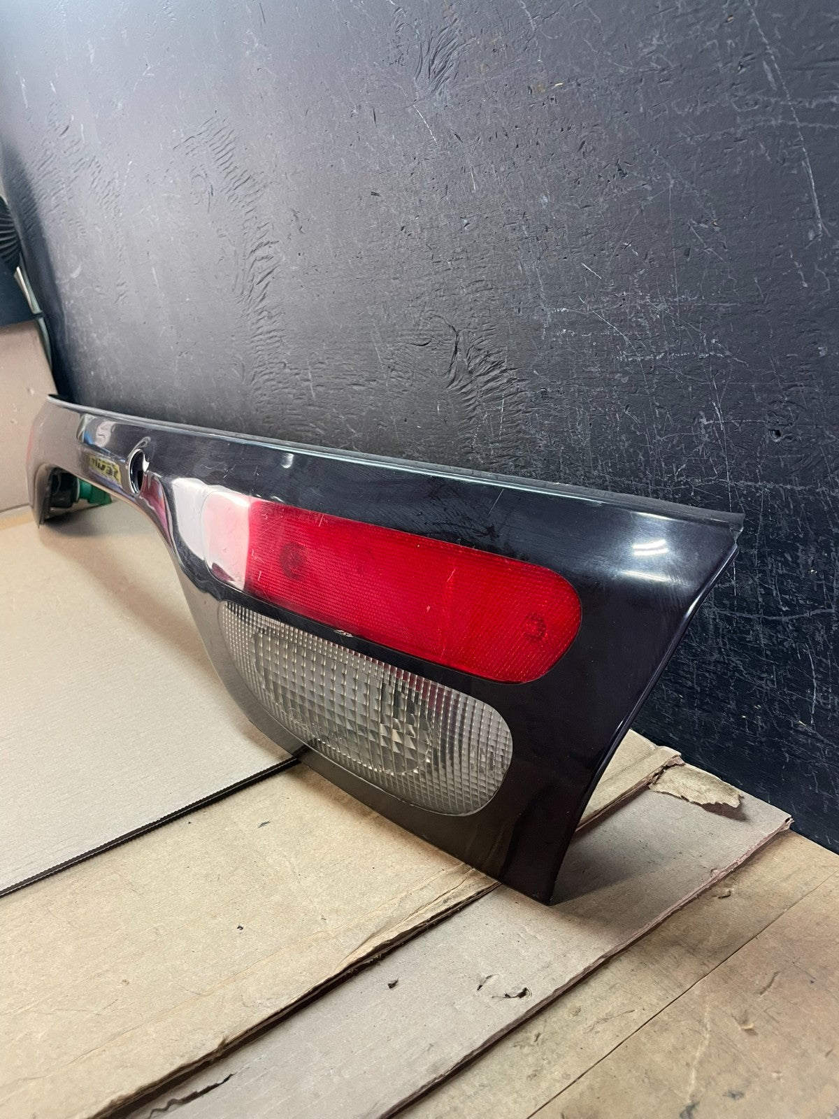 2000 to 2002 Ford Taurus Trunk Rear Center Lid Tail Light Panel ae3437 DG1