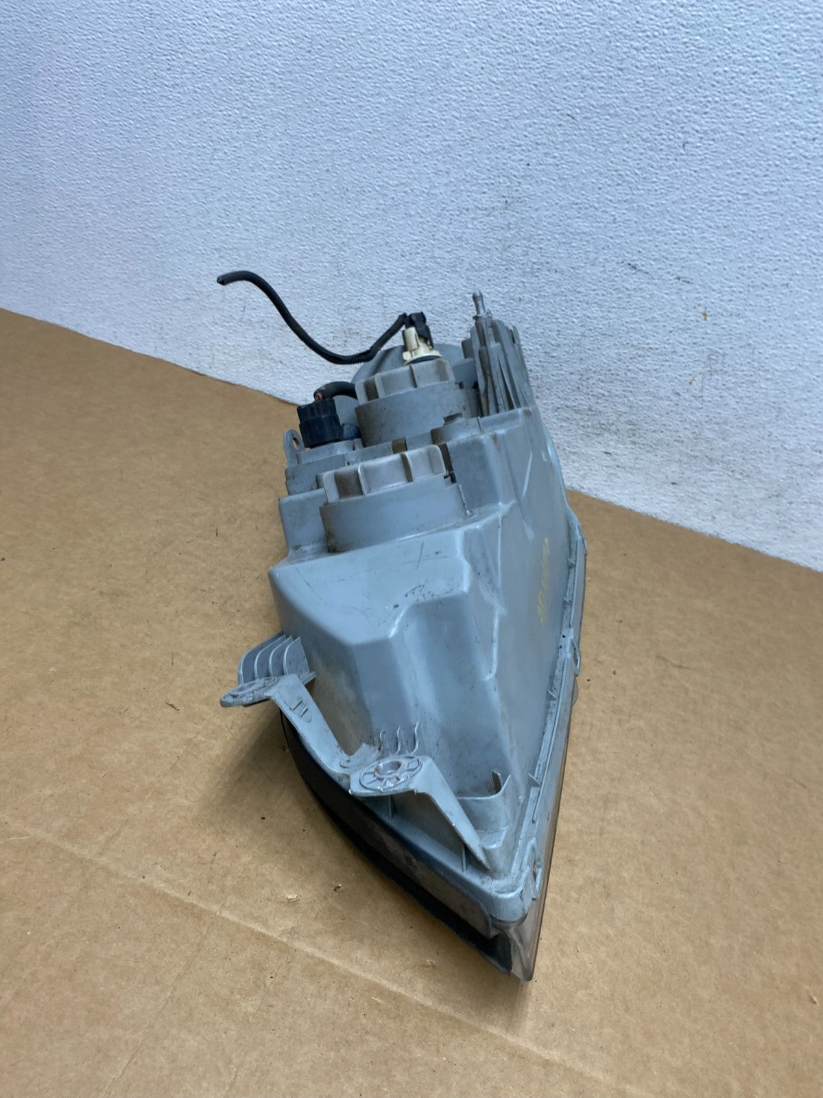 2002 to 2005 Kia Sedona Right Passenger RH Side Headlight DEPO AD4470 DW8
