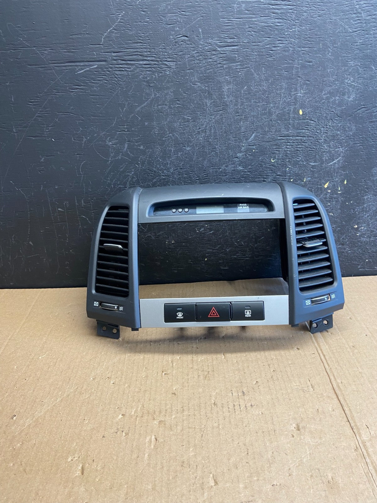2007 to 2009 Hyundai Santa Fe Center Dashboard Radio Bezel Trim AE4239 DG0