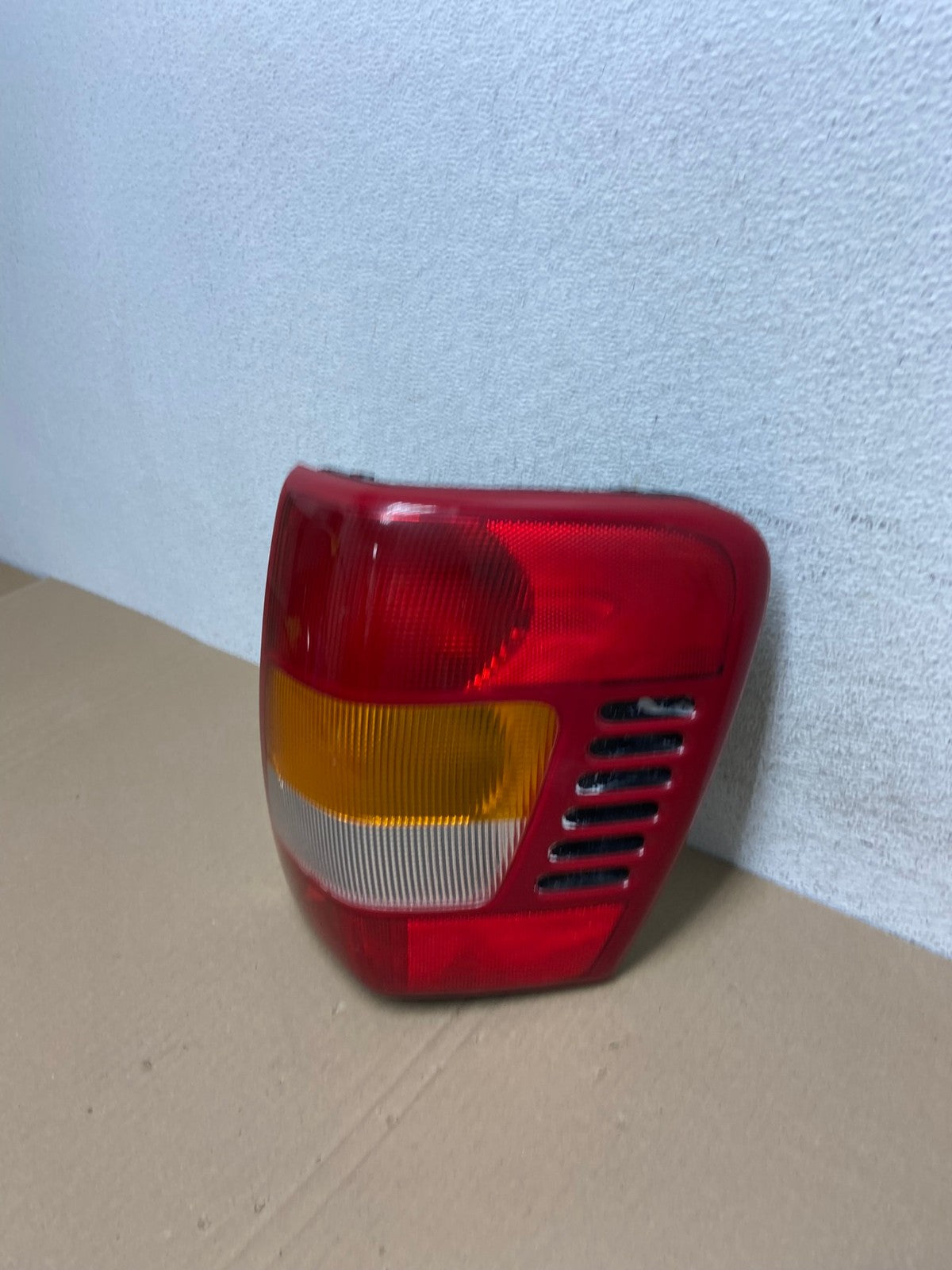 1999-2004 Jeep Grand Cherokee WJ Right Passenger Rh Tail Light AE9427 LK1