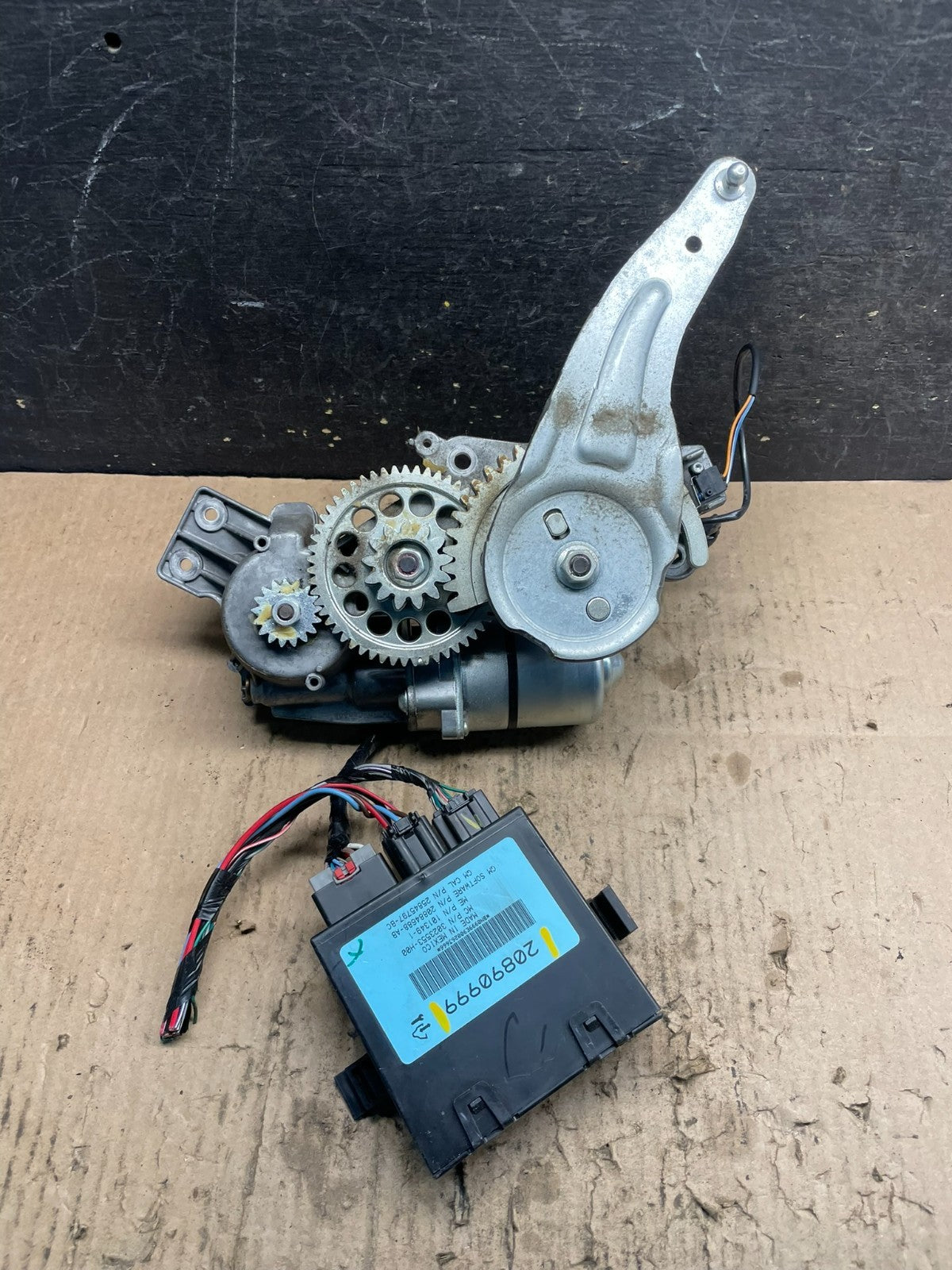 2009 to 2016 GMC Acadia Rear Trunk Liftgate Power Motor Actuator OEM U1331 DG4