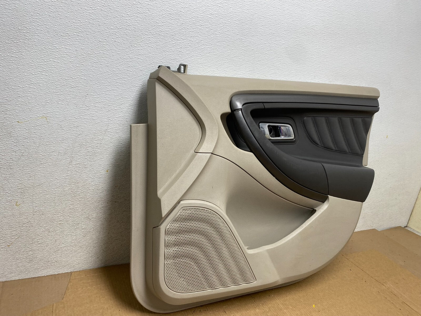 2013 to 2019 Ford Taurus Front Right Passenger Side Door Trim Panel G0148 DG2