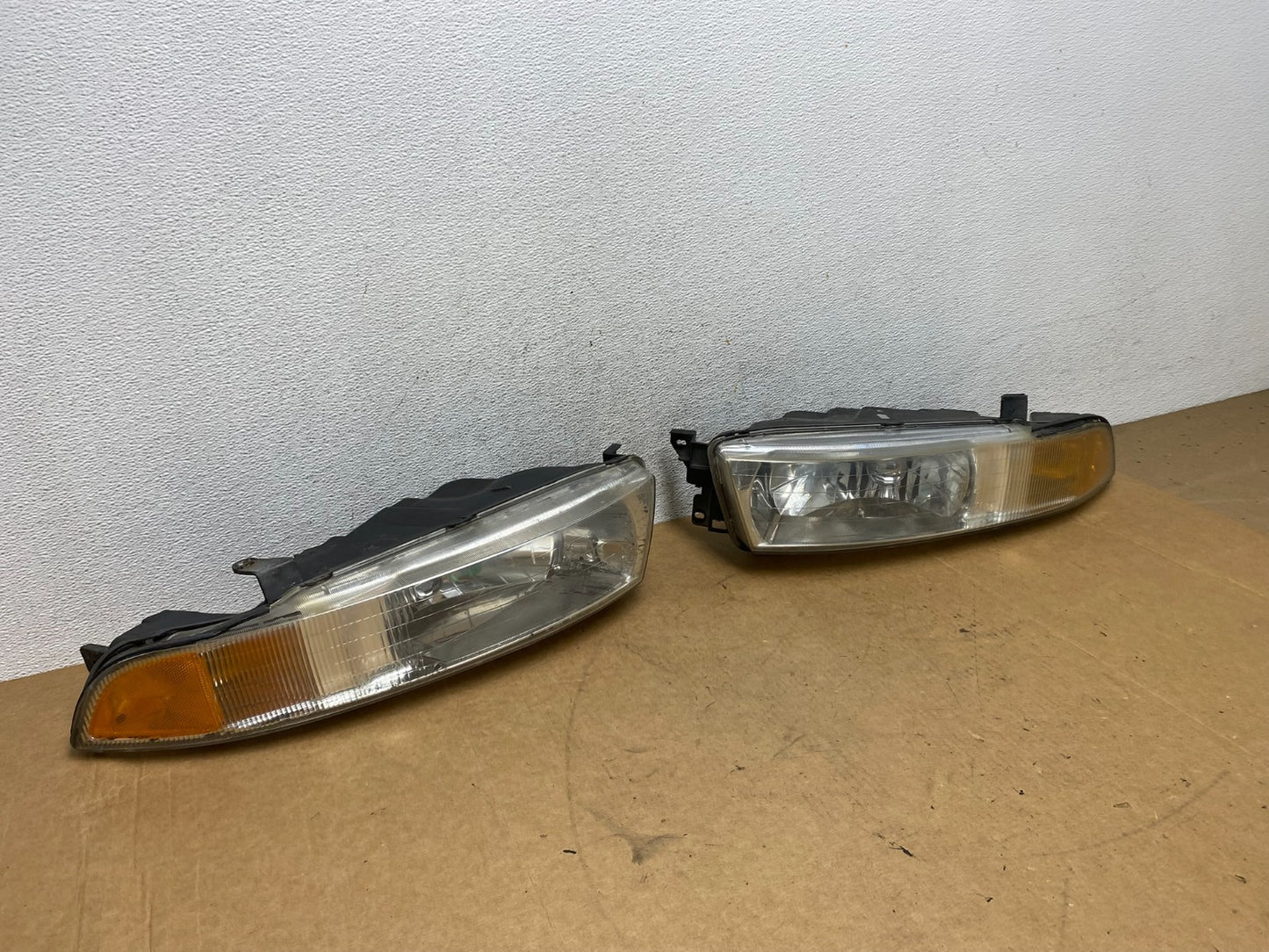 2002 to 2003 Mitsubishi Galant Left+Right Side Headlights AE3173 DW2