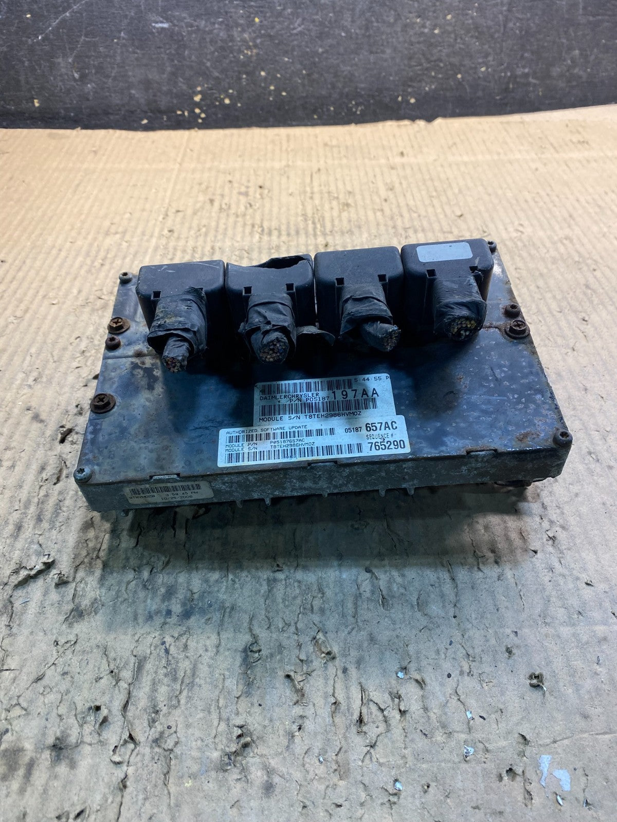 2005 Chrysler  Caravan  3.3L Engine Control Unit ECU P05187657AC y1541 DG0